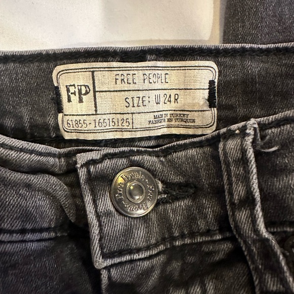 Free People high rise busted skinny jeans in charcoal black NWT size 24 - Picture 6 of 11